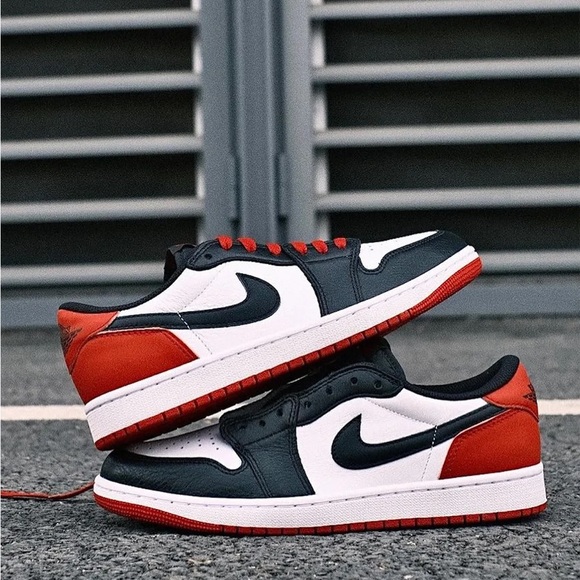 Air Jordan Retro 1 Low OG | Black Toe | 10.5 - Picture 3 of 3